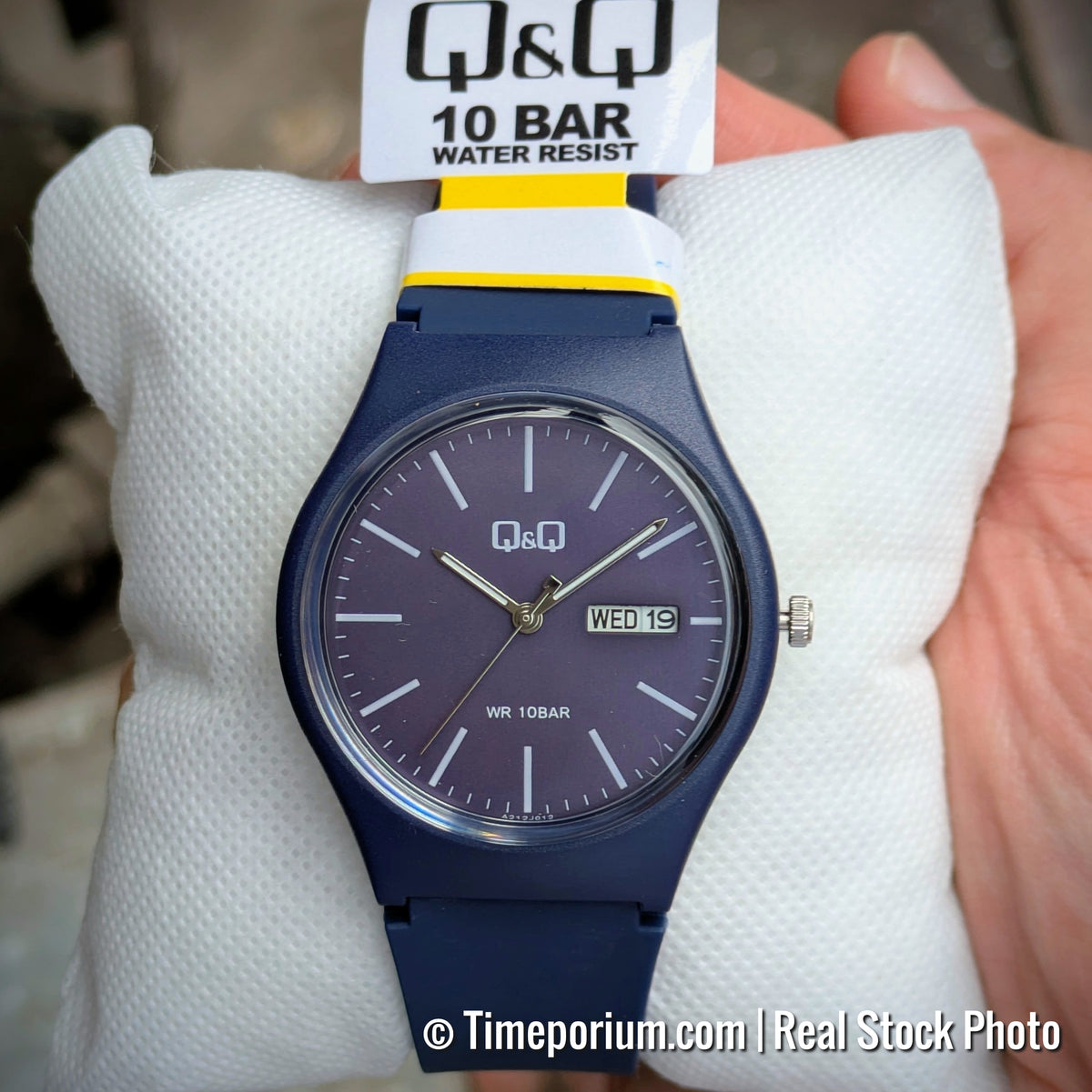 Q&Q A212J012Y Men's Analog Quartz Watch